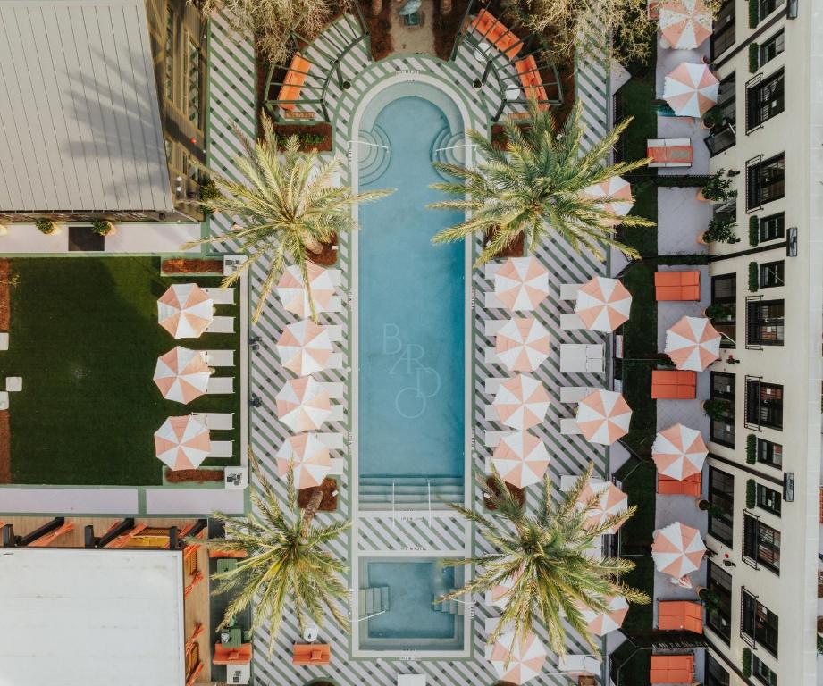 an aerial view of a building with a swimming pool at Hotel Bardo Savannah in Savannah