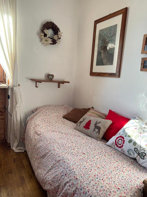 - une chambre avec un lit et des oreillers dans l'établissement Nel cuore dell’Oasi Zegna, à Bielmonte