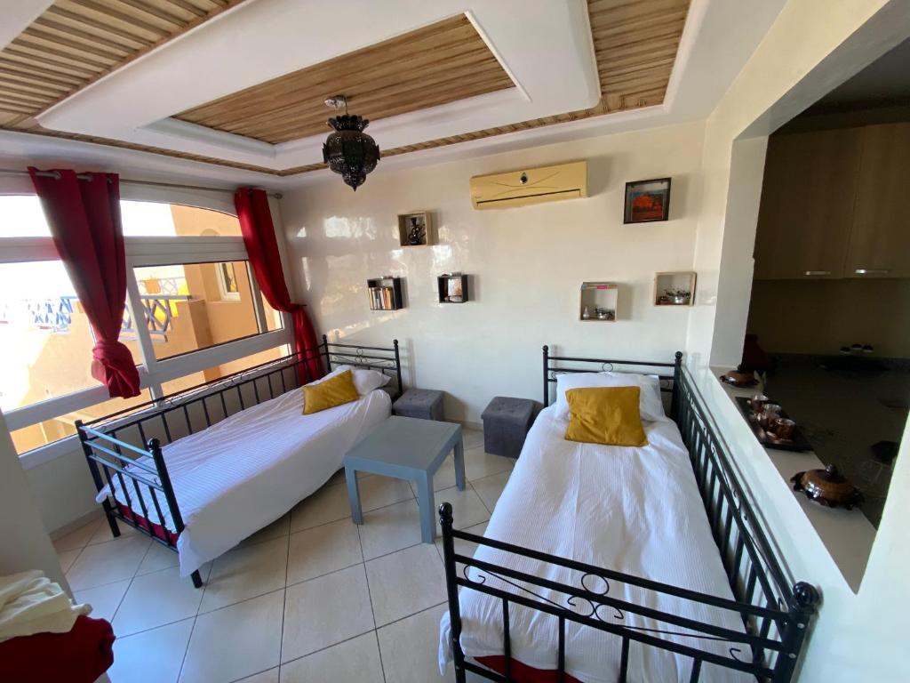 En eller flere senge i et værelse på Vue Mer Piscines Proche Plages Surf à Pied