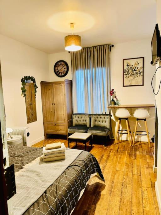 Cette chambre comprend un lit, un canapé et une table. dans l'établissement Paris flat,Place d la République, à Paris