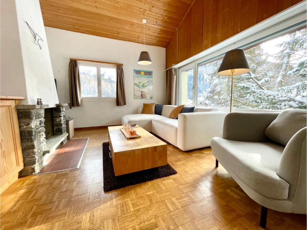 達沃斯的住宿－The Holiday Home Davos，客厅设有两张沙发和一个壁炉