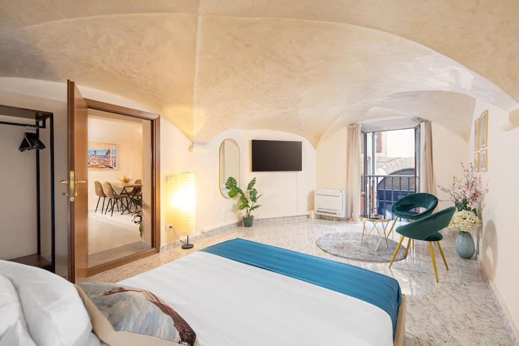 フィレンツェにあるCondotta House Firenzeの大きなベッドのある寝室とテーブルのある部屋