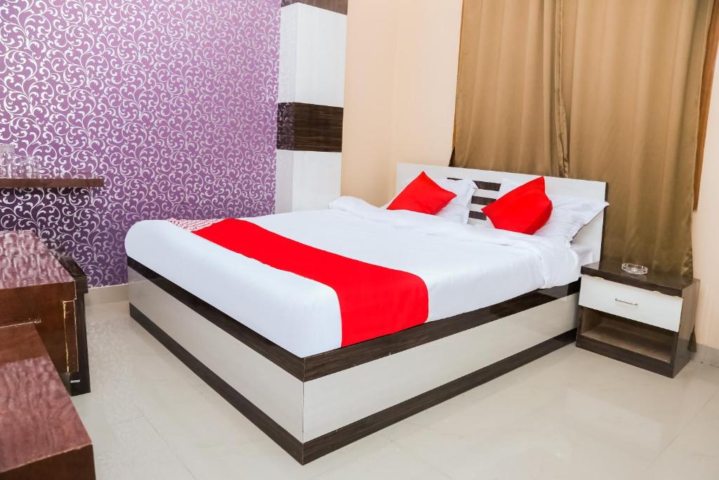Postelja oz. postelje v sobi nastanitve OYO Hotel Sonar Gaon