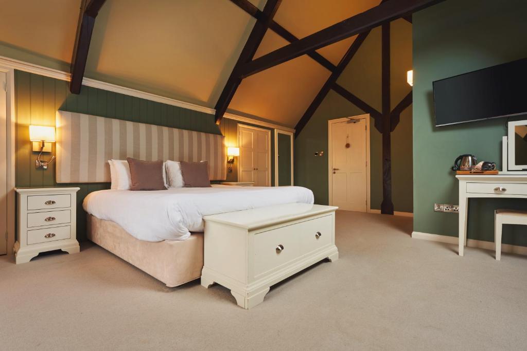 1 dormitorio con 1 cama grande y TV en Rose and Crown Yealmpton en Yealmpton