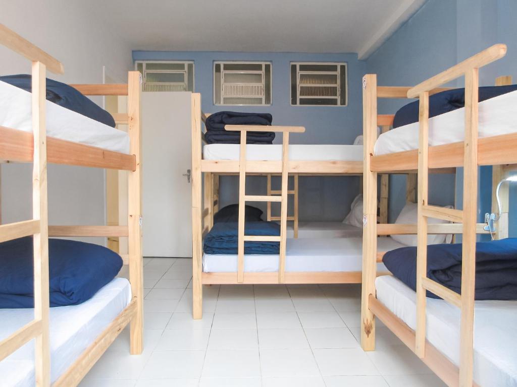 Dviaukštė lova arba lovos apgyvendinimo įstaigoje Hostel Kaizen