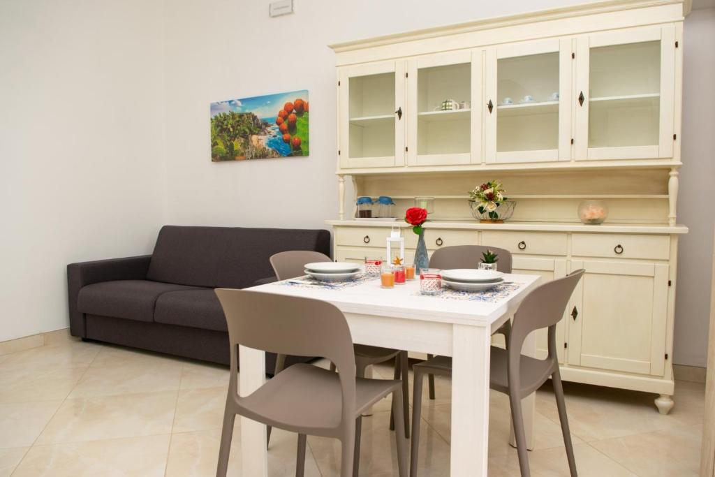 uma sala de estar com uma mesa e um sofá em RV CASA VACANZE em Vignacastrisi