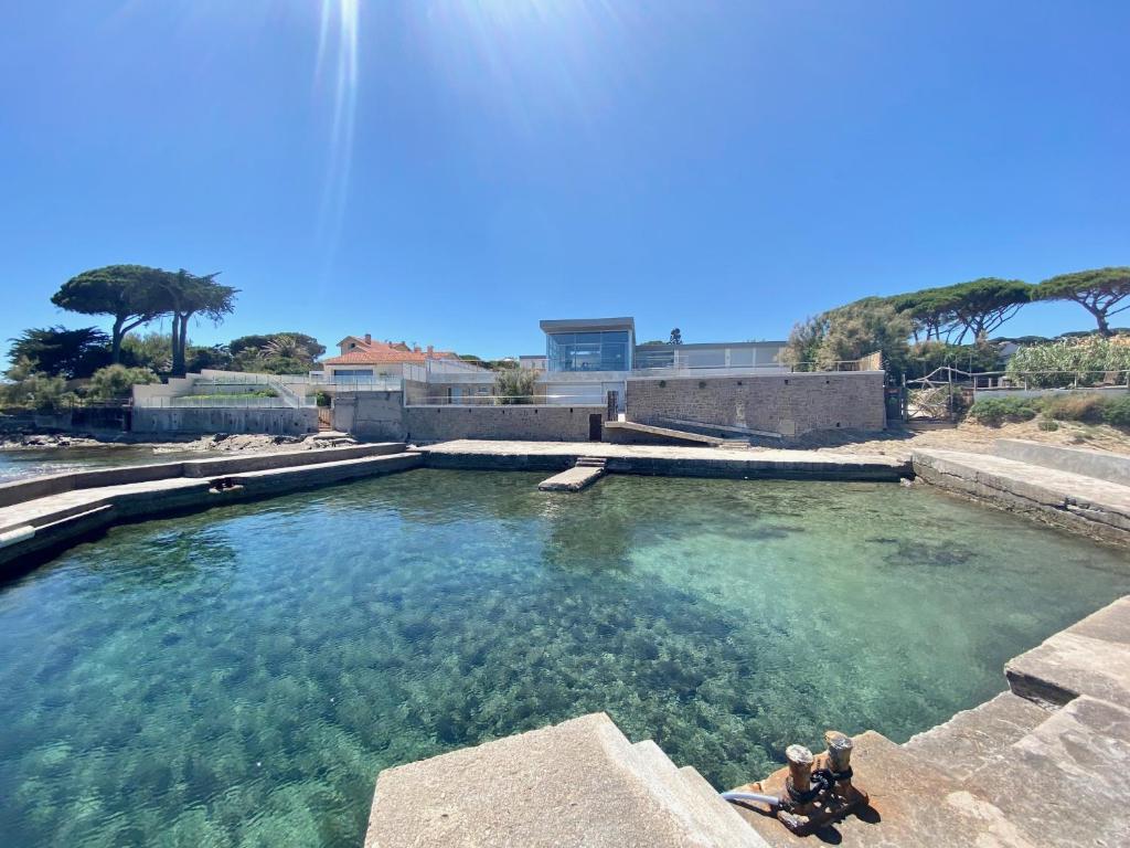2 personnes assises dans un bassin d'eau dans l'établissement Villa d'architecte, accès privé plage, accès port, à Sainte-Maxime