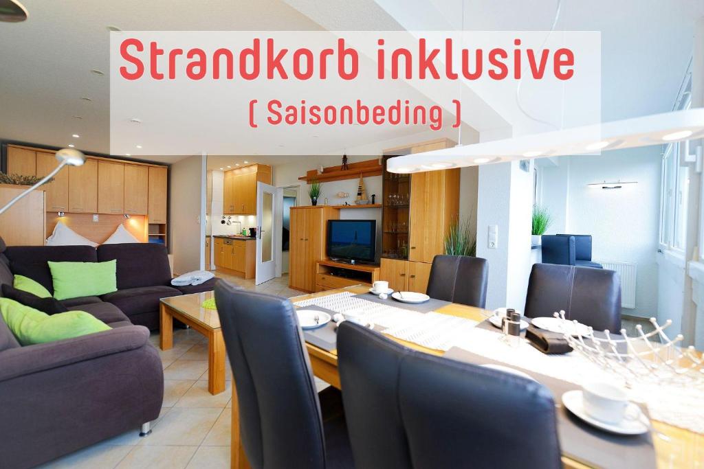 een woonkamer met een tafel en een eetkamer bij Strandhochhaus SG10 in Cuxhaven