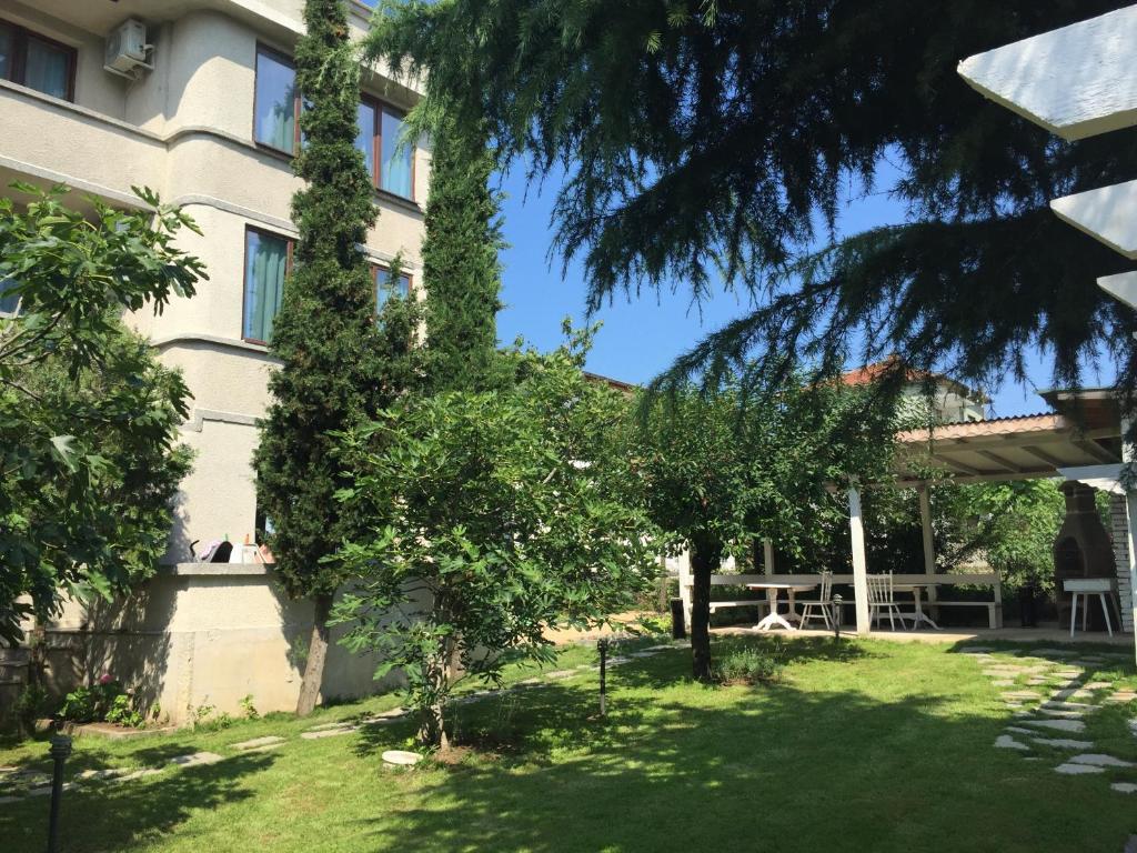 Blick auf die Seite eines Gebäudes mit Bäumen in der Unterkunft Villa Elmar in Kiten