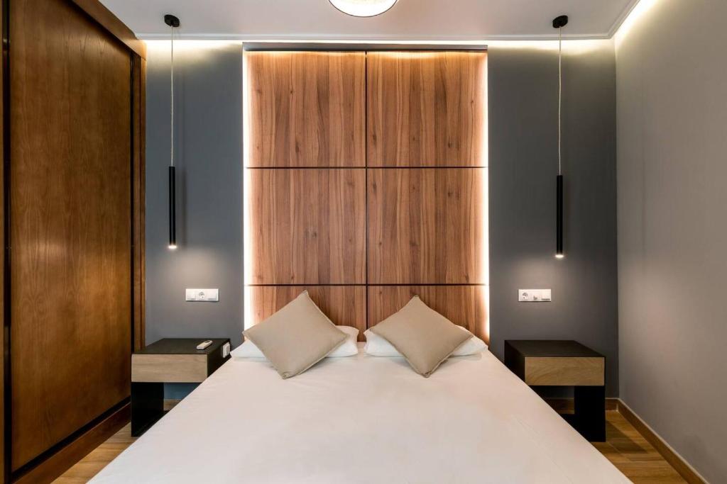 セビリアにある2 bedrooms apartement with wifi at Sevillaのベッドルーム1室(大きな白いベッド1台、枕2つ付)