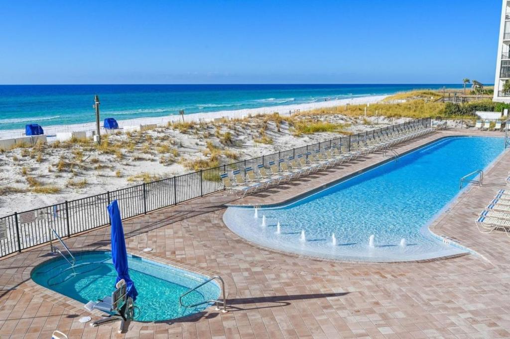 Der Swimmingpool an oder in der Nähe von Pelican Beach Resort by Colasan