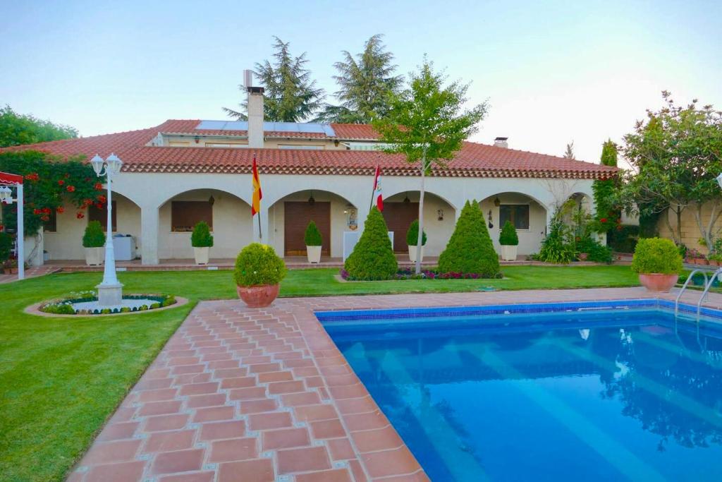 una casa con piscina frente a ella en 5 bedrooms house with private pool jacuzzi and terrace at Salamanca, en Villamayor