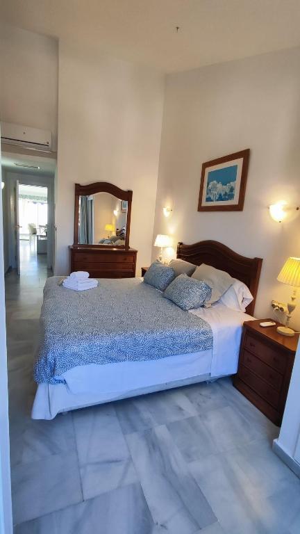 Postel nebo postele na pokoji v ubytování Apartment in Puerto Marina with beautiful views of the Sea and the Boats