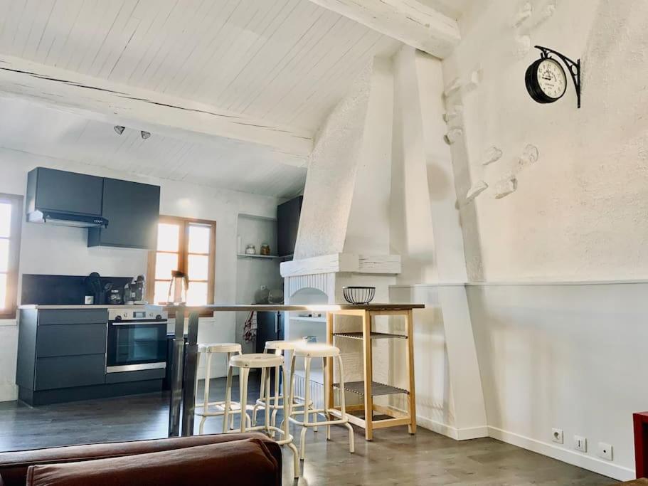 uma cozinha com armários azuis e uma bancada em Appartement sous les toits em Narbona