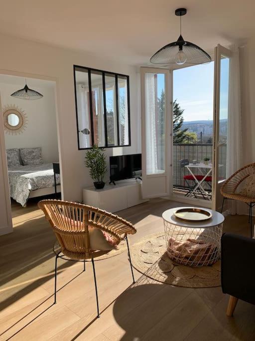 - un salon avec vue sur une chambre dans l'établissement Appartement centre ville 3 chambres rénové+parking, à Dijon