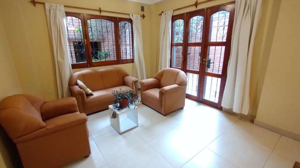 a living room with two chairs and a table at Hospedajes JUJUY in Palpalá