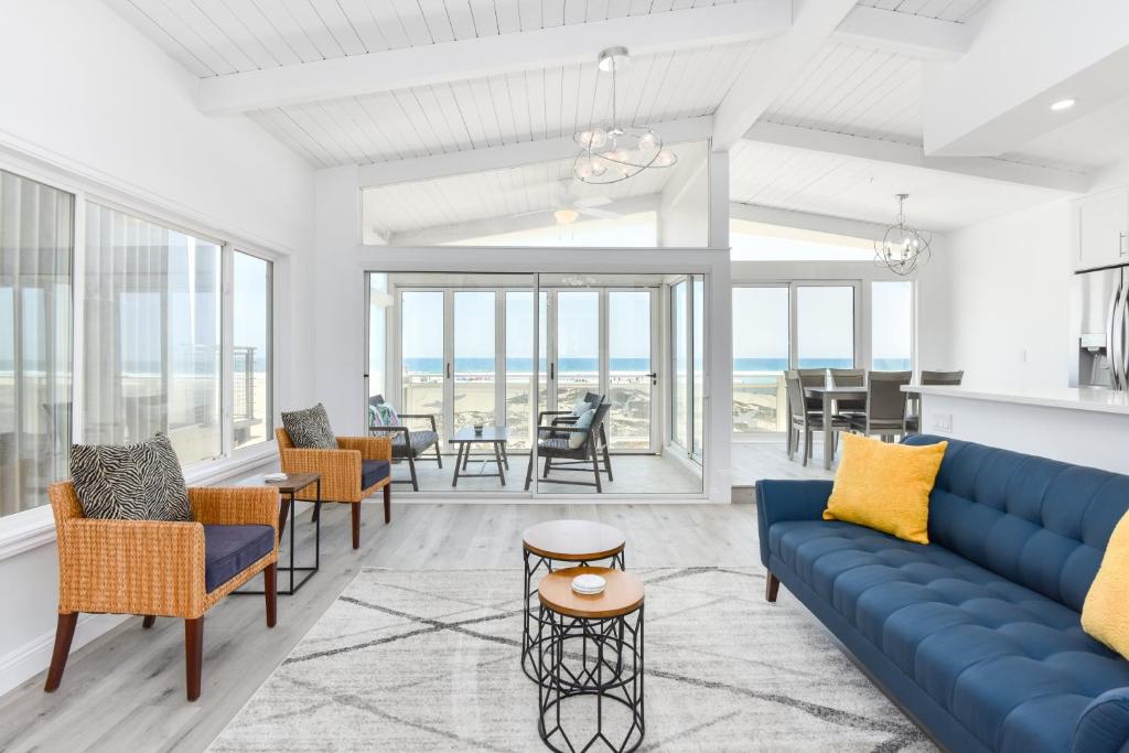 Χώρος καθιστικού στο Brand New 3 Bedroom Upper-Level Oceanfront Home