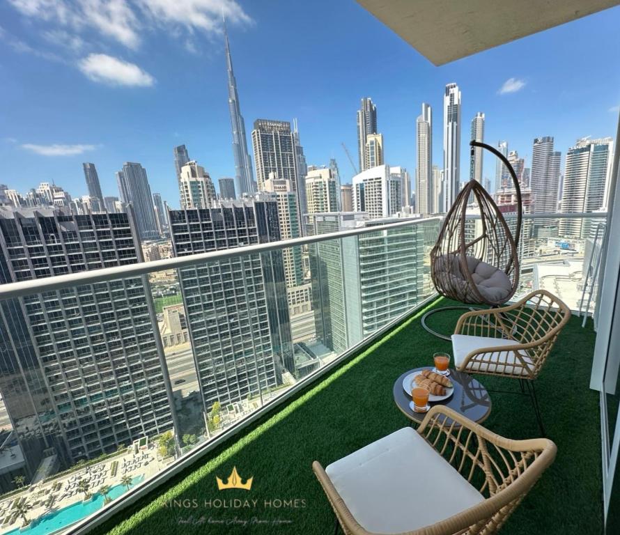 een balkon met uitzicht op de skyline van de stad bij Reva residence suite burj Khalifa view ,Kings in Dubai