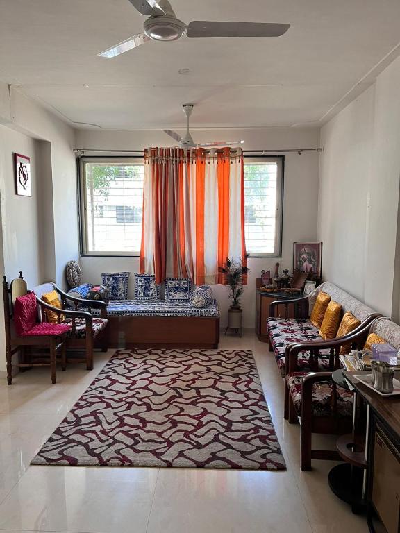uma sala de estar com um sofá e um tapete em 2BHK Swami Apartment Jail Road Nashik em Nashik