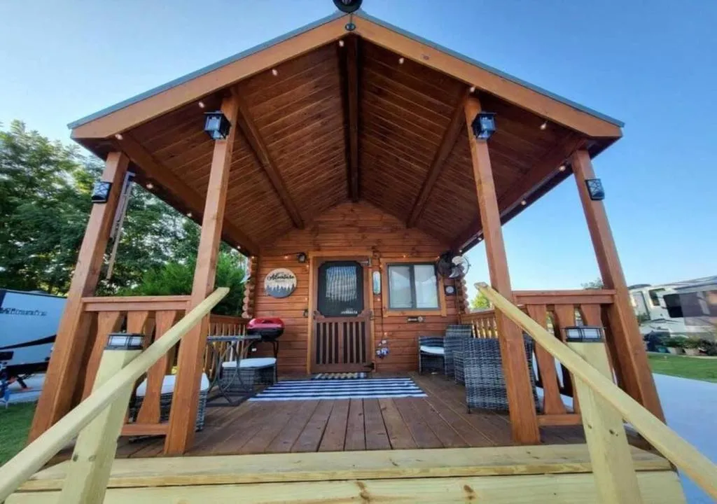Picturesque Family Cabin with Loft in Tennessee