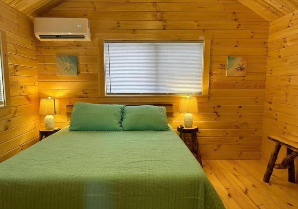 Ένα ή περισσότερα κρεβάτια σε δωμάτιο στο Rustic Cabin with loft in Surf City with Parking