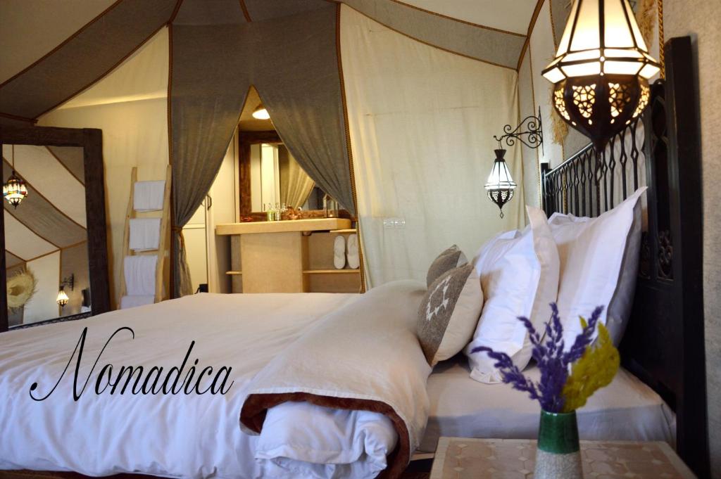 Postel nebo postele na pokoji v ubytování Nomadica Luxury Camp