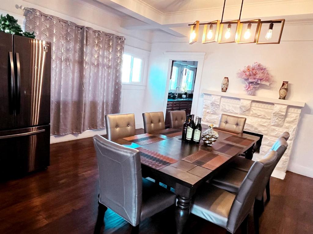 een eetkamer met een tafel en een koelkast bij VERY QUIET 6B3B House parkin SELF CK in Alhambra