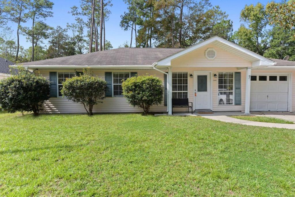 una piccola casa con un prato davanti di Cottage in Diamondhead a Diamondhead