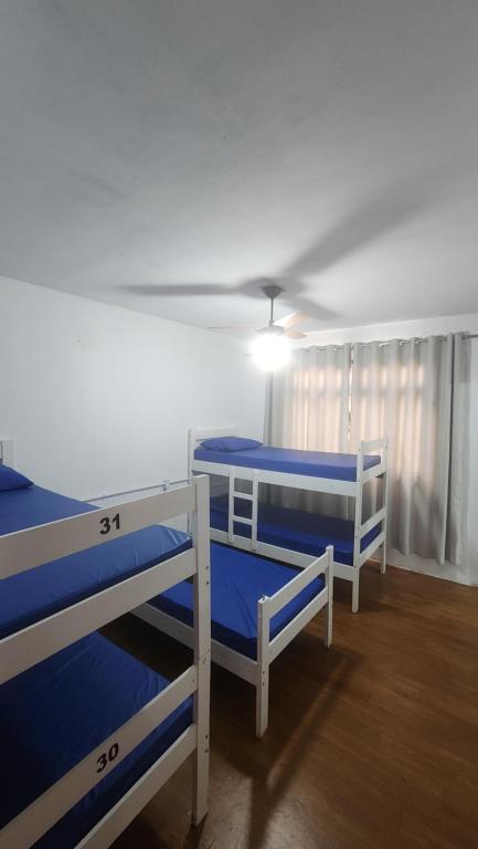 a room with two bunk beds and a ceiling at Hostel Lumaria 2 in Blumenau