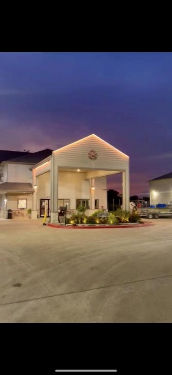 a large gas station with a lit up building at Lone Star Inn and Suites Victoria in Victoria