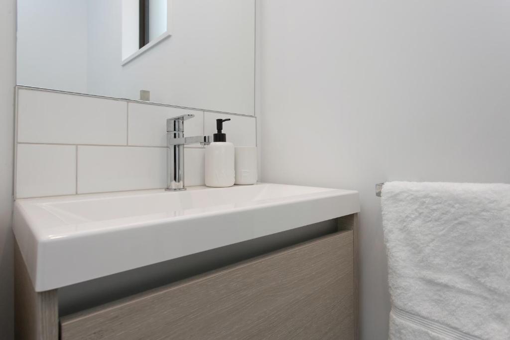 Modern Stylish New 3 Mins CBD - Resim 13