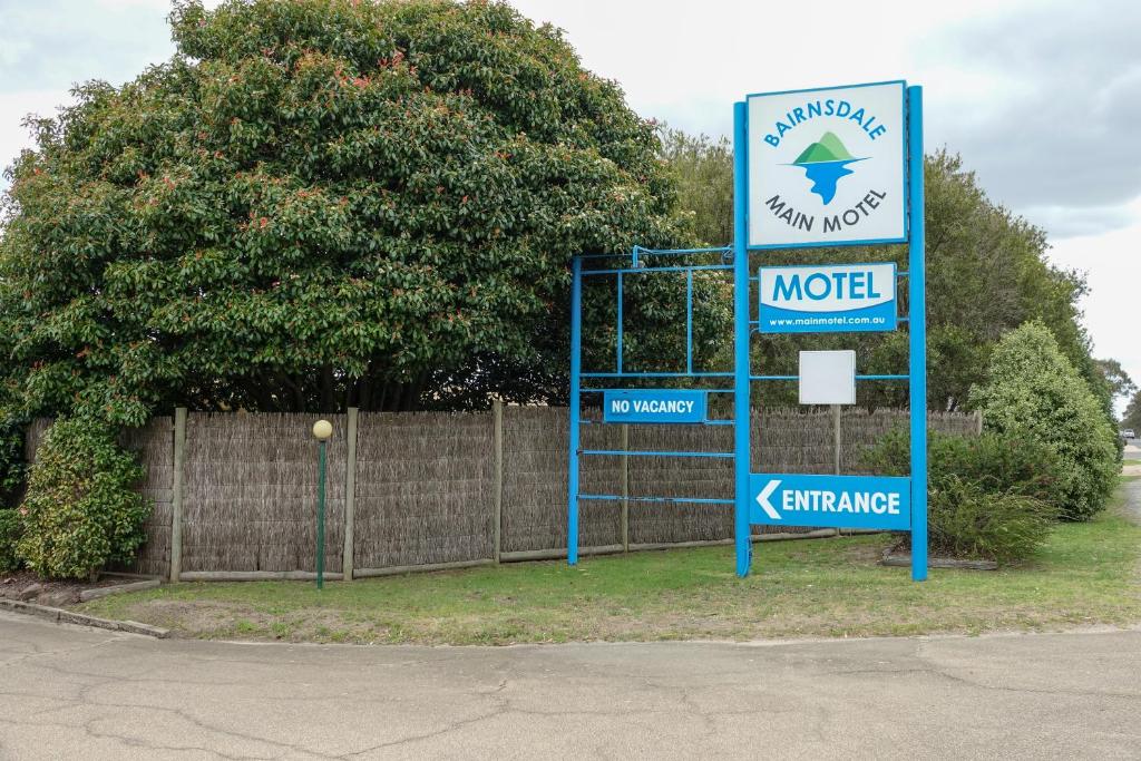 un panneau indiquant un motel sur le côté d'une route dans l'établissement Bairnsdale Main Motel, à Bairnsdale