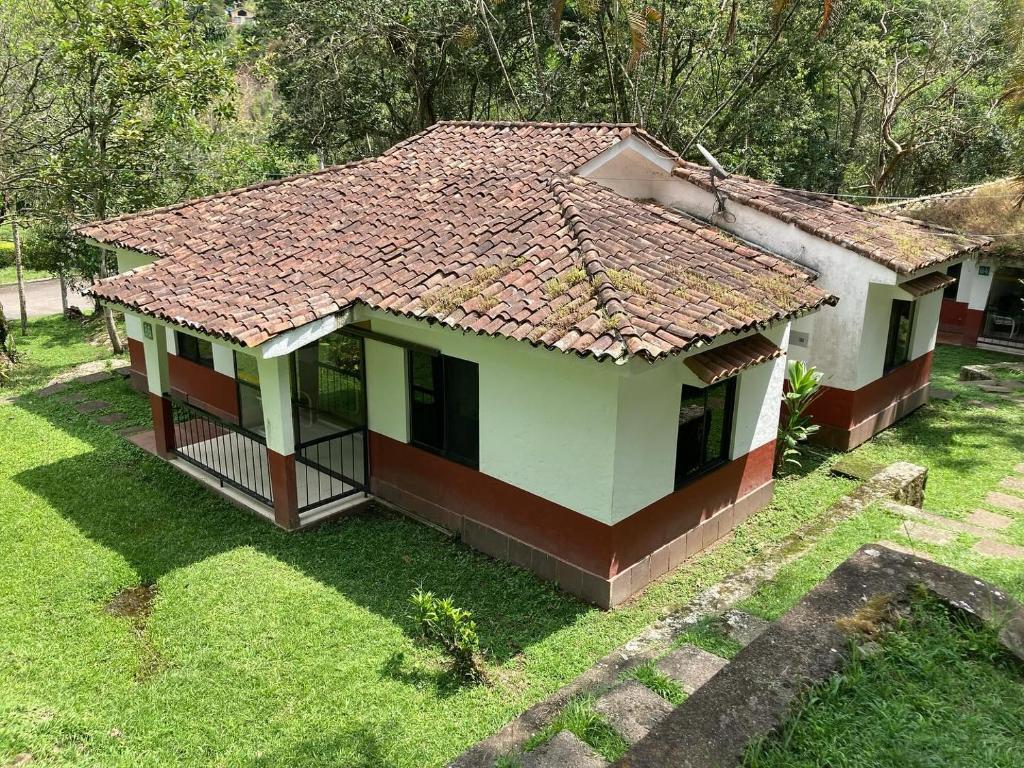 una vista aérea de una casa pequeña con techo en CLUB CAMPESTRE EL BOSQUE, en Silvania