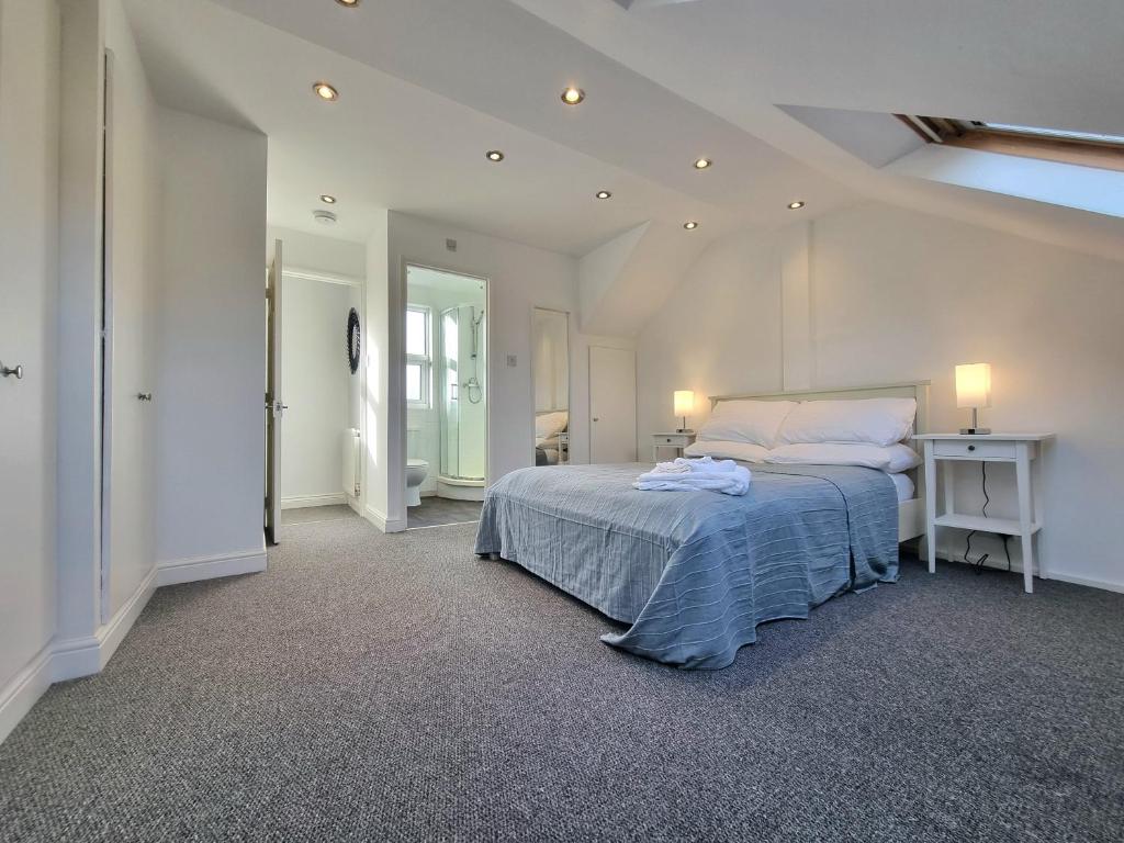 ロンドンにあるThe Loftのベッドルーム1室(青い毛布付きのベッド1台付)