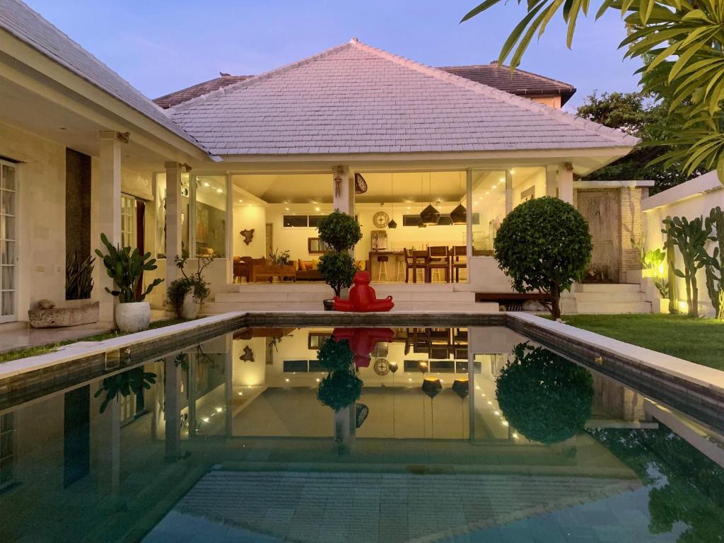 una casa con piscina frente a ella en Villa great location in Bali, en Kerobokan
