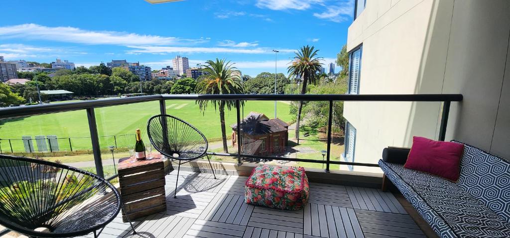 balkon z widokiem na zielone pole w obiekcie Contemporary Harbourside Apartment w mieście Sydney