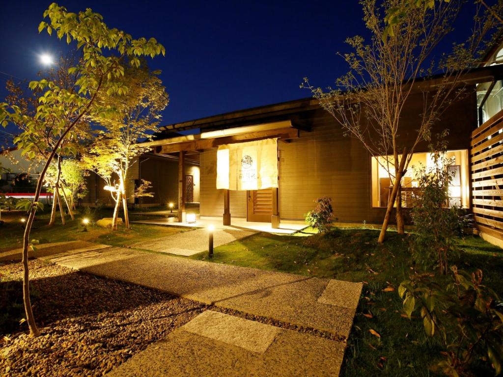 une maison de nuit avec un chemin menant à celle-ci dans l'établissement 湯本庵清姫, à Kirishima