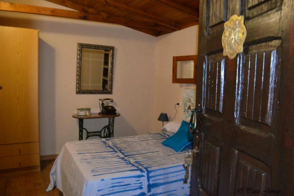 Posteľ alebo postele v izbe v ubytovaní Cosy Chalet with Terrace in Hermigua - Ideal for Couples