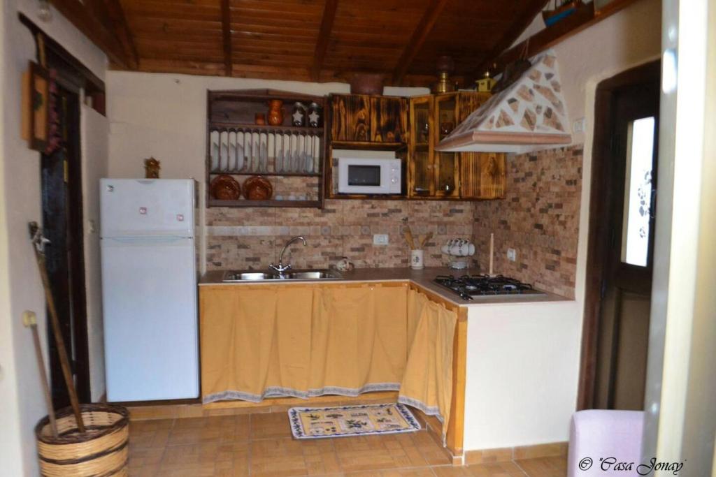 Kuchyňa alebo kuchynka v ubytovaní Cosy Chalet with Terrace in Hermigua - Ideal for Couples