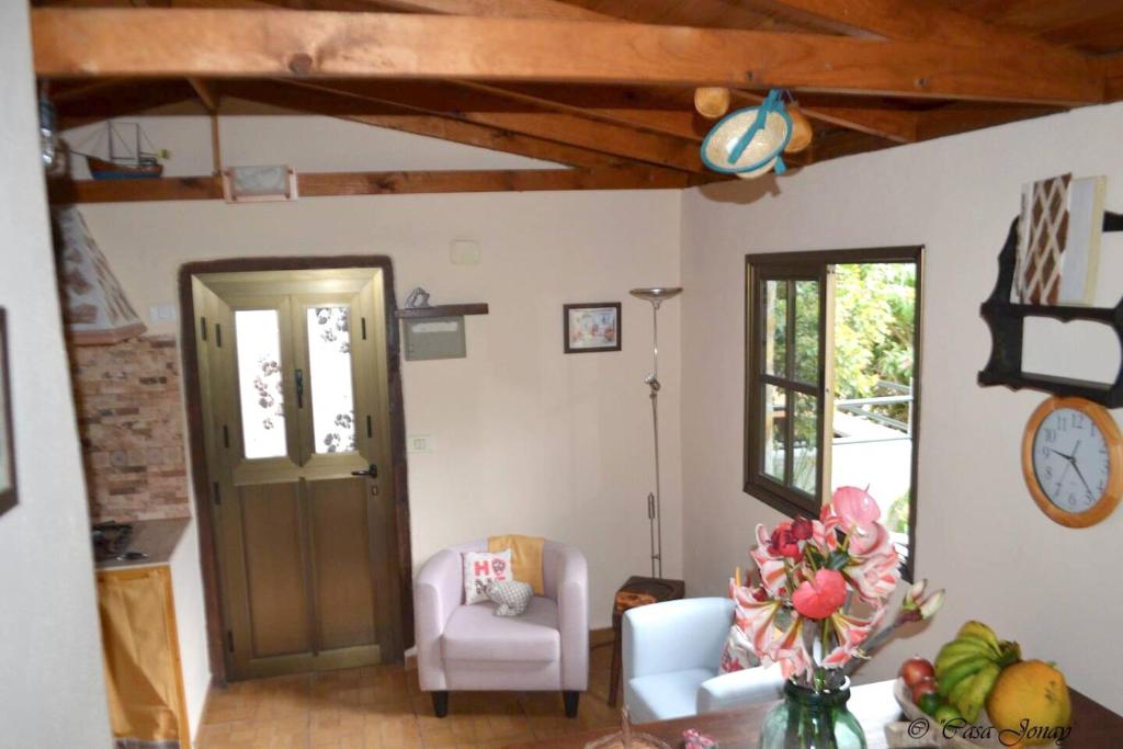 Posedenie v ubytovaní Cosy Chalet with Terrace in Hermigua - Ideal for Couples