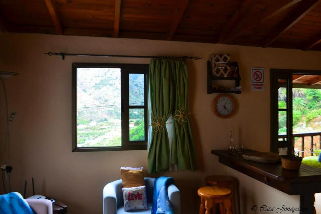 Posedenie v ubytovaní Cosy Chalet with Terrace in Hermigua - Ideal for Couples