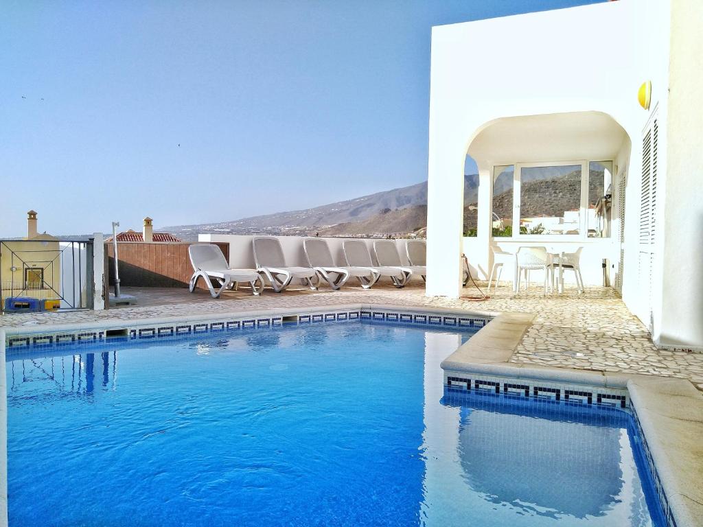 Bazén v ubytovaní BEAUTIFUL VILLA - 4 bedrooms, heated pool, fibre net, 2 priv car park places, tv channels alebo v jeho blízkosti