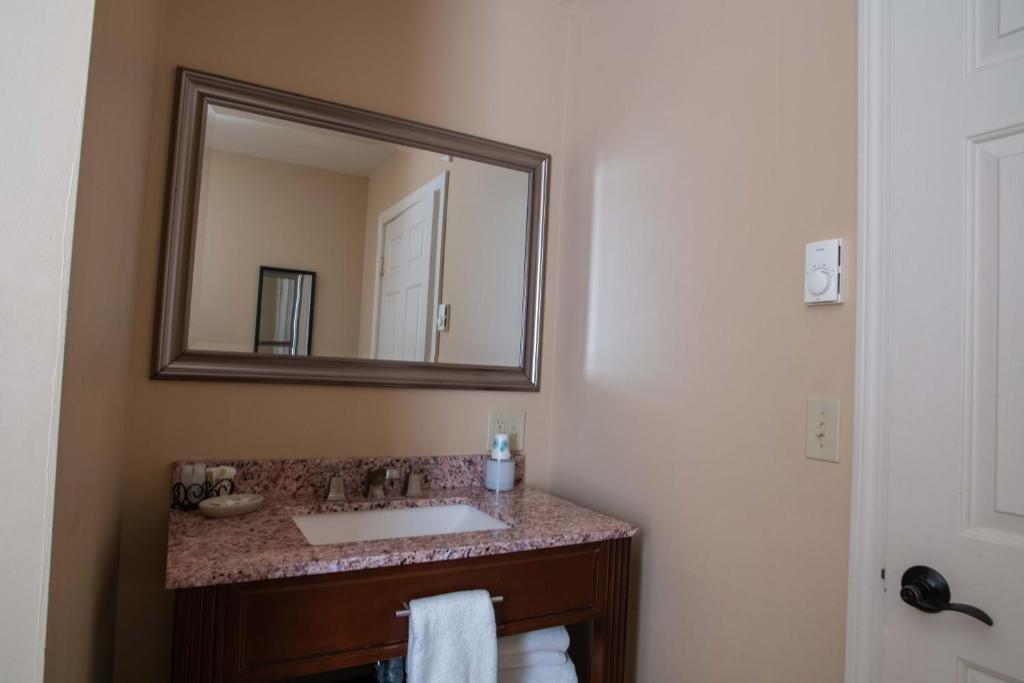 Swift River Suites - Deluxe King Room