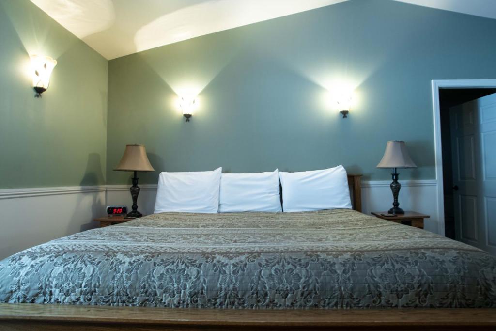 Swift River Suites - Deluxe King Room