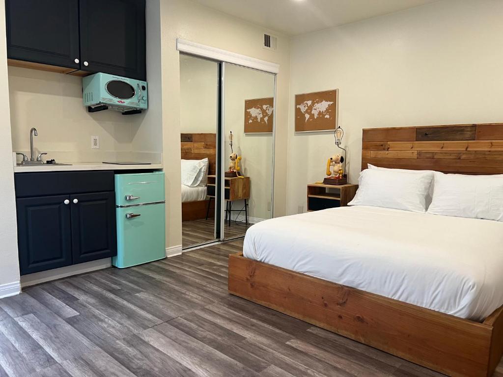 a bedroom with a large bed and a kitchen at Beautiful Studio in North Inglewood in Los Angeles