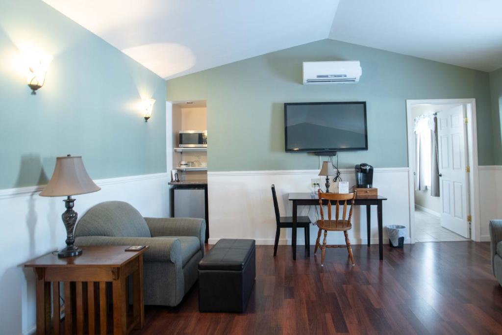 Swift River Suites - Deluxe King Room