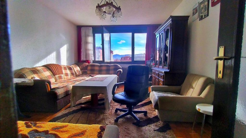 uma sala de estar com um sofá e uma mesa em stan na dan ZIVINICE em Živinice