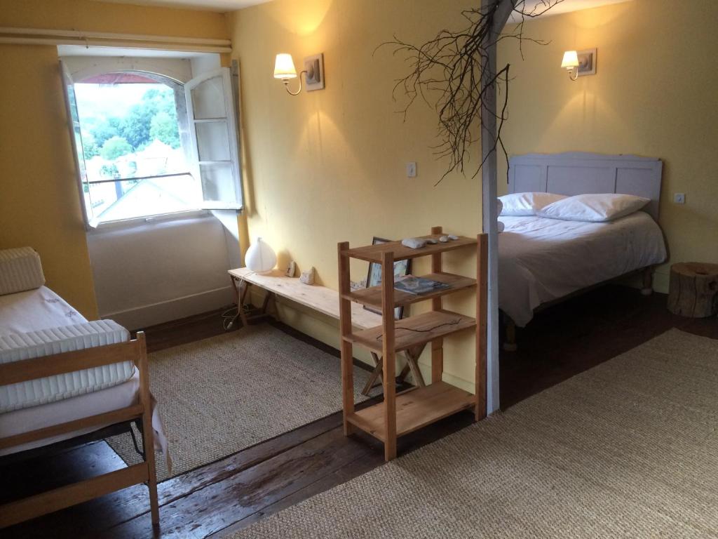 Ένα ή περισσότερα κρεβάτια σε δωμάτιο στο Au détour Du Larrech