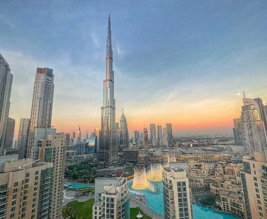 ドバイにあるPrestige Living 2BR with Full Burj Khalifa and Fountain View by Aubergeの高層ビルのある街並み