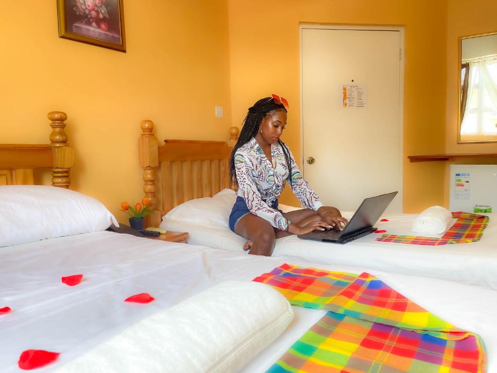 Postel nebo postele na pokoji v ubytování La Flamboyant Hotel